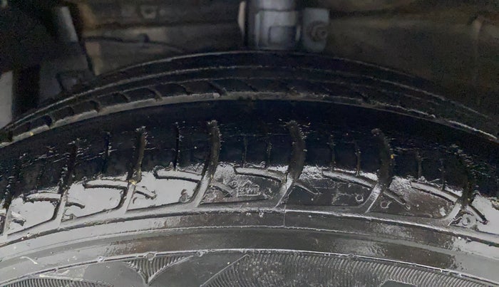 2014 Maruti Ciaz VDI +, Diesel, Manual, 93,408 km, Left Front Tyre Tread