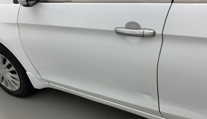 2014 Maruti Ciaz VDI +, Diesel, Manual, 93,408 km, Front passenger door - Minor scratches