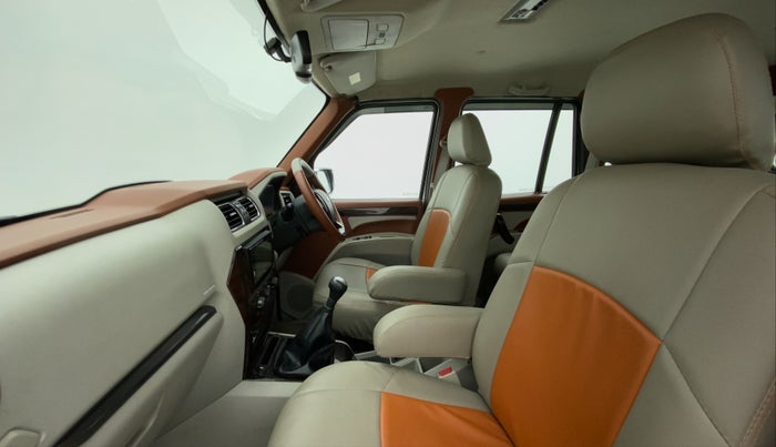 2018 Mahindra Scorpio S7 140 BHP 2WD, Diesel, Manual, 16,454 km, Right Side Front Door Cabin