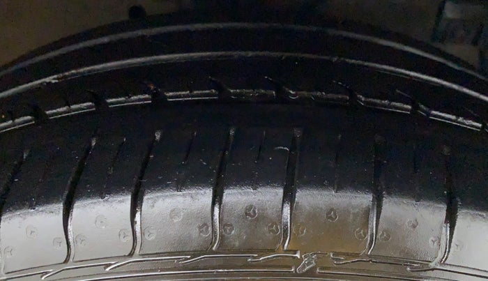 2017 Maruti Ciaz ZETA 1.4 VVT AMT, Petrol, Automatic, 30,492 km, Right Front Tyre Tread