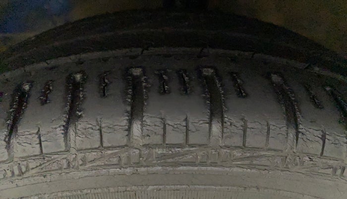 2015 Hyundai Eon MAGNA +, Petrol, Manual, 49,908 km, Left Front Tyre Tread