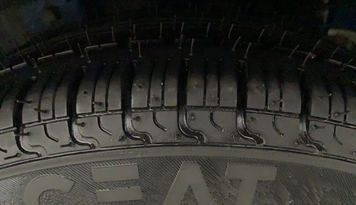2015 Hyundai Eon MAGNA +, Petrol, Manual, 49,908 km, Left Rear Tyre Tread