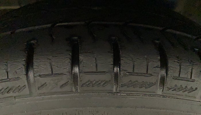 2015 Hyundai Eon MAGNA +, Petrol, Manual, 49,908 km, Right Rear Tyre Tread