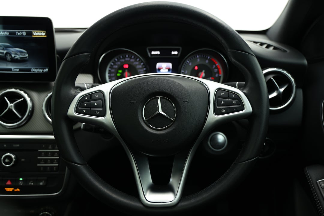 2016 Mercedes-benz GLA 180, Automatic, 85224 km, Steering Wheel Close-up