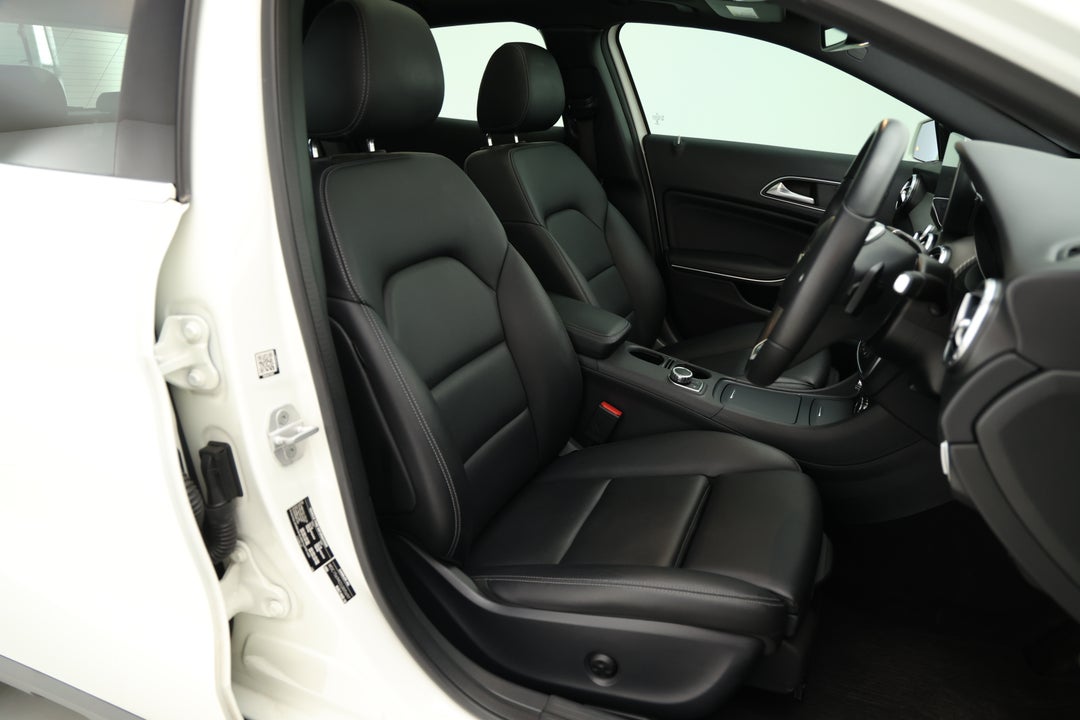 2016 Mercedes-benz GLA 180, Automatic, 85224 km, Right Side Front Door Cabin View