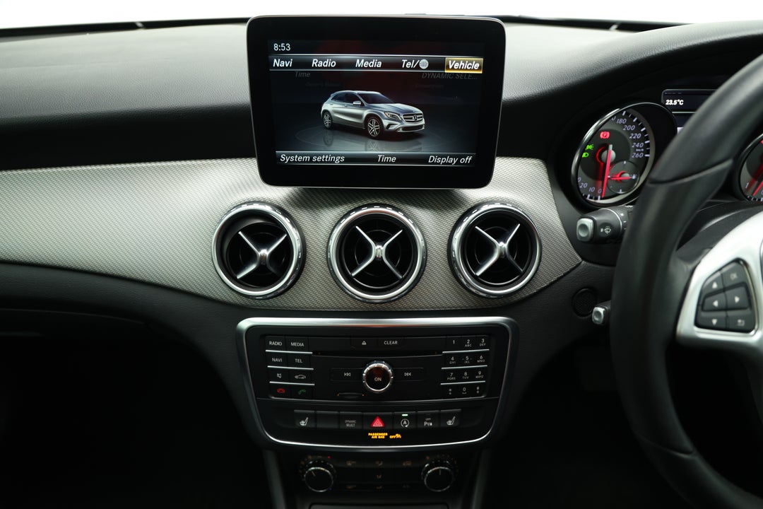 2016 Mercedes-benz GLA 180, Automatic, 85224 km, Center Console