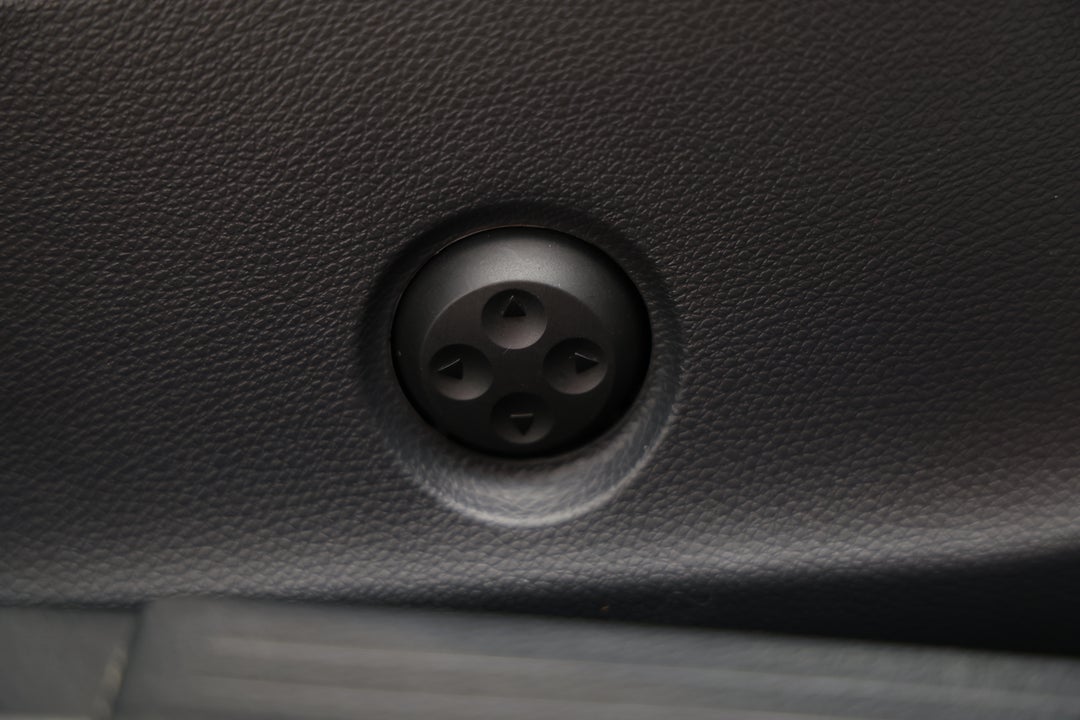 2016 Mercedes-benz GLA 180, Automatic, 85224 km, Drivers Side Adjustment Panel