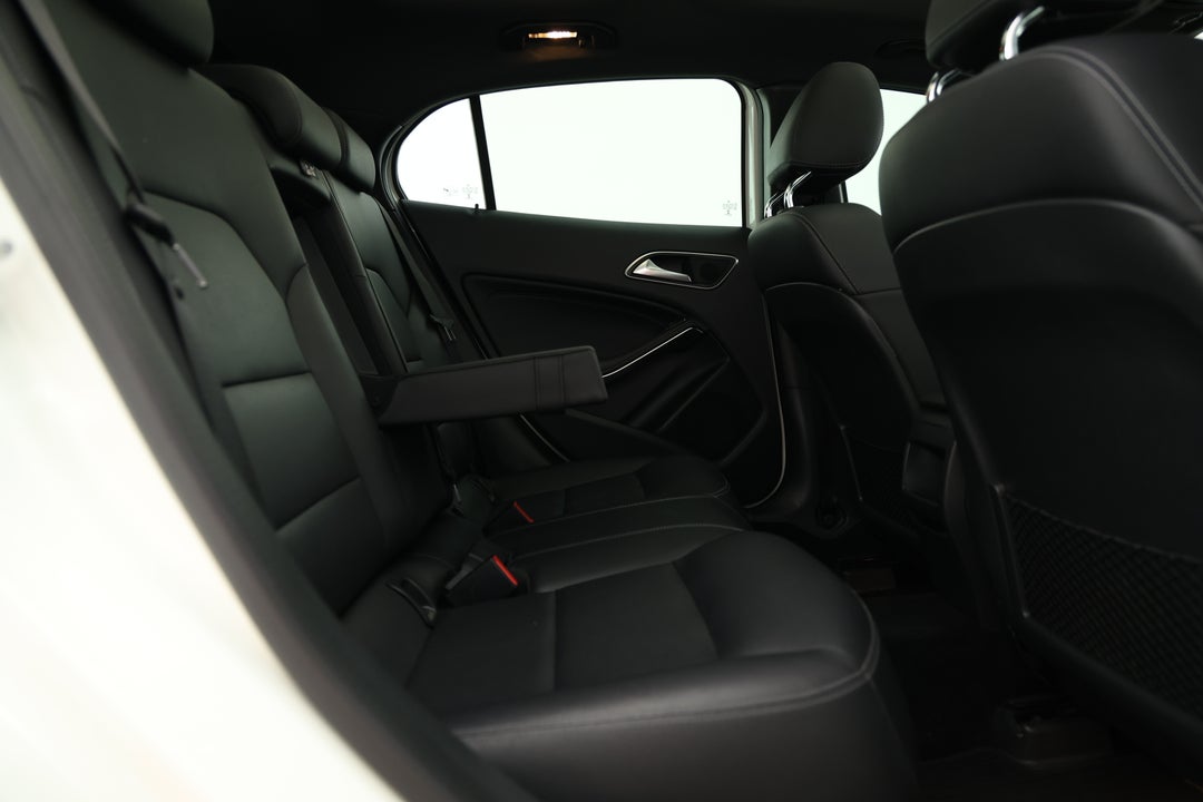 2016 Mercedes-benz GLA 180, Automatic, 85224 km, Right Side Rear Door Cabin View