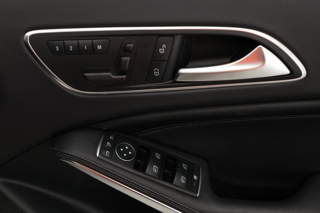 2016 Mercedes-benz GLA 180, Automatic, 85224 km, Drivers Side Door Panel Controls