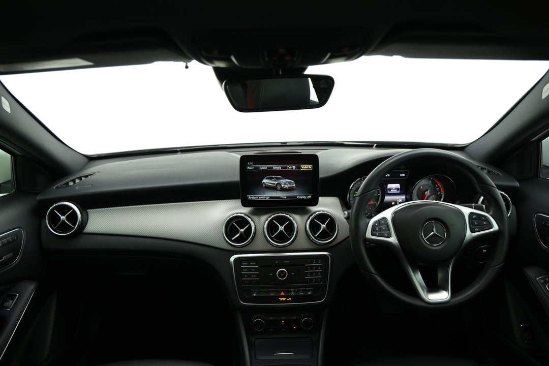 2016 Mercedes-benz GLA 180, Automatic, 85224 km, Dashboard View
