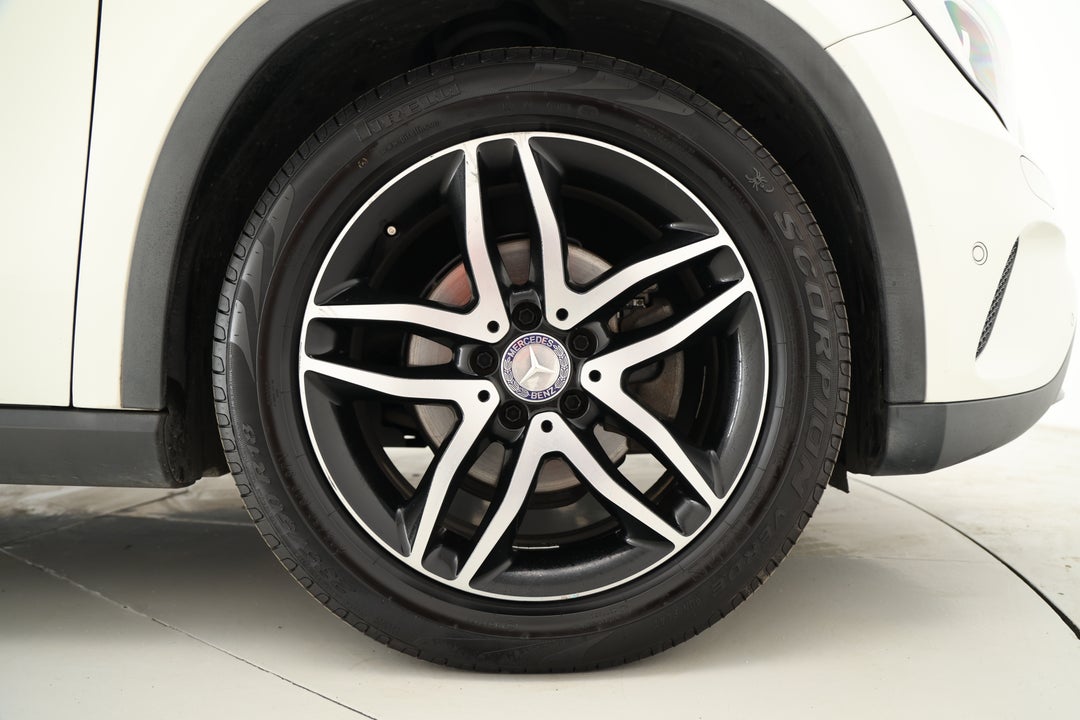 2016 Mercedes-benz GLA 180, Automatic, 85224 km, Right Front Wheel