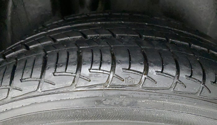 2011 Volkswagen Vento HIGHLINE PETROL, Petrol, Manual, 16,963 km, Right Rear Tyre Tread