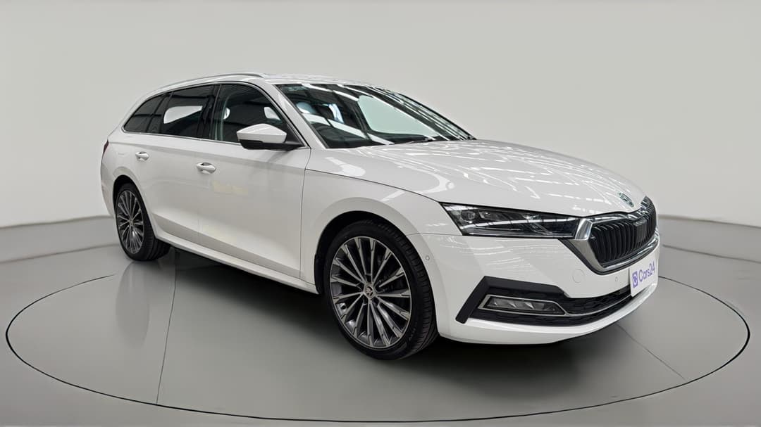 2022 SKODA Octavia Limited Edition, Automatic, 39048 km, Right Front Diagonal (45- Degree) View
