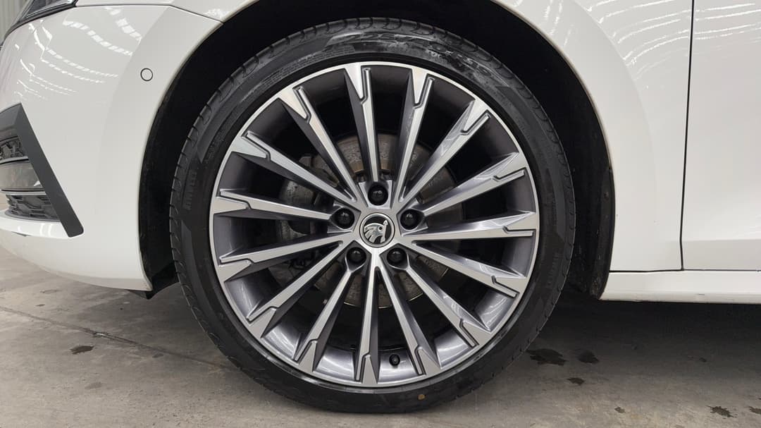 2022 SKODA Octavia Limited Edition, Automatic, 39048 km, Left Front Wheel