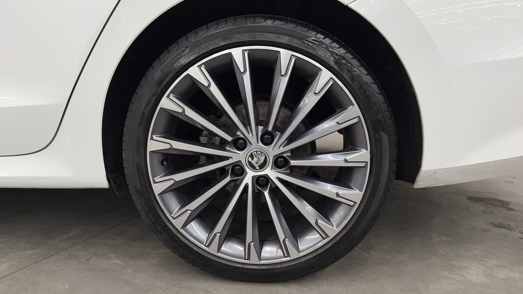 2022 SKODA Octavia Limited Edition, Automatic, 39048 km, Left Rear Wheel