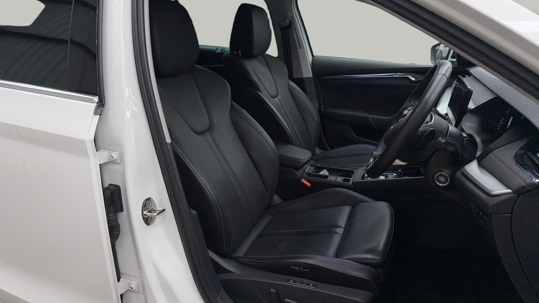2022 SKODA Octavia Limited Edition, Automatic, 39048 km, Right Side Front Door Cabin View