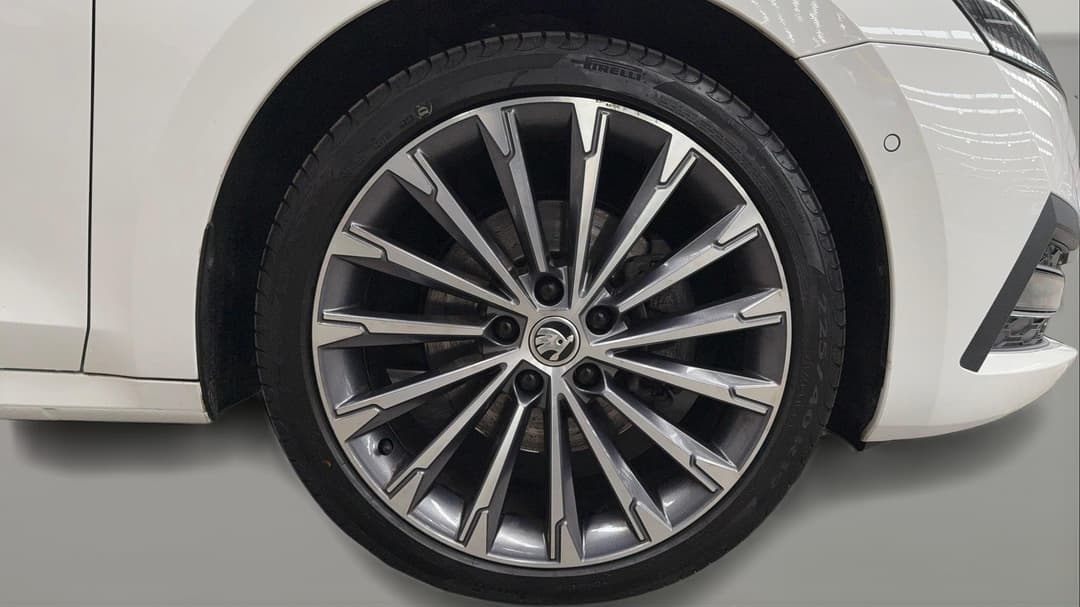 2022 SKODA Octavia Limited Edition, Automatic, 39048 km, Right Front Wheel