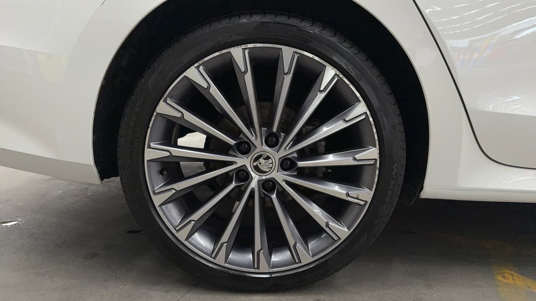 2022 SKODA Octavia Limited Edition, Automatic, 39048 km, Right Rear Wheel