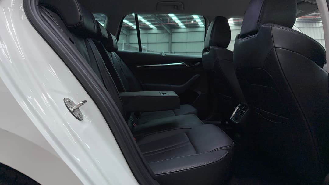 2022 SKODA Octavia Limited Edition, Automatic, 39048 km, Right Side Rear Door Cabin View