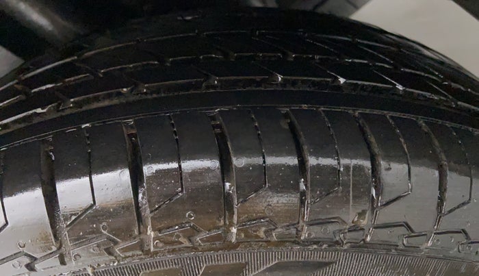 2013 Maruti Ertiga VXI CNG, CNG, Manual, 85,397 km, Left Rear Tyre Tread