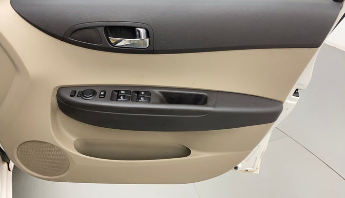 2012 Hyundai i20 ASTA 1.4 CRDI, Diesel, Manual, 1,15,681 km, Driver Side Door Panels Control