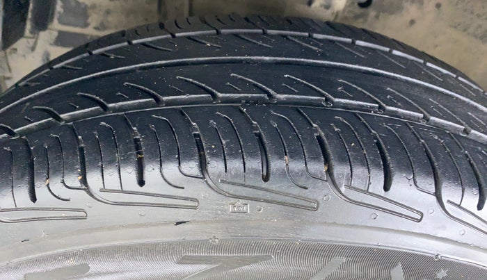 2017 Maruti Swift VXI D, Petrol, Manual, 88,512 km, Left Front Tyre Tread