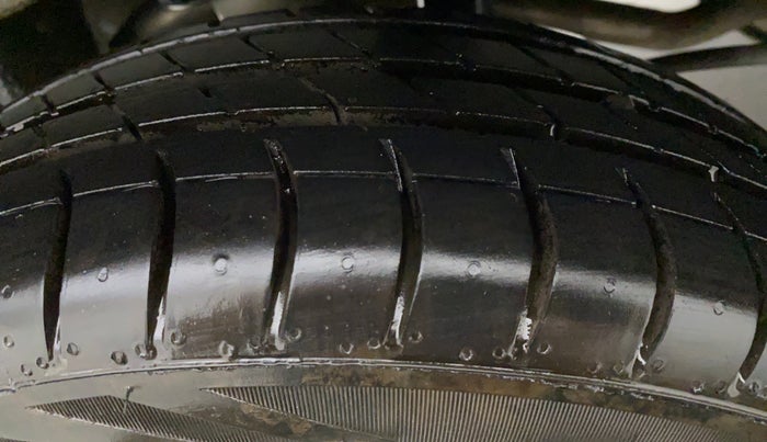 2015 Maruti Alto K10 VXI P, Petrol, Manual, 31,852 km, Left Front Tyre Tread