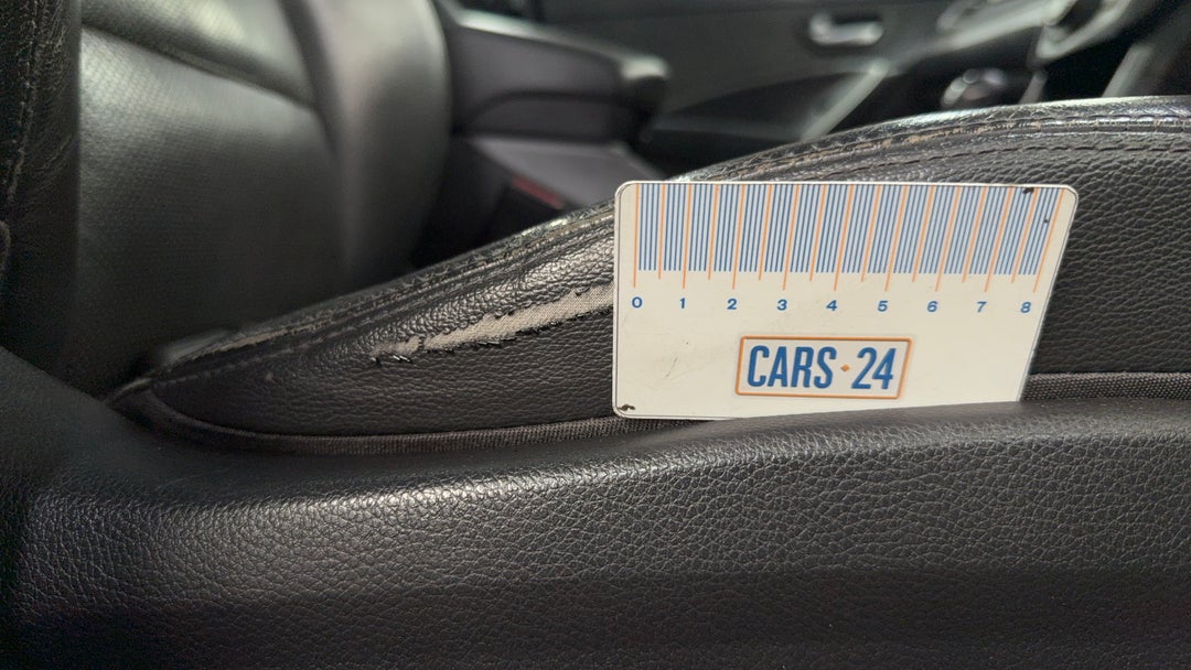 2015 Hyundai Santa Fe Highlander Crdi (4x4), Automatic, 142786 km, Seats Front RHS Tear