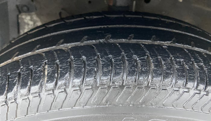 2014 Maruti Swift VXI D, Petrol, Manual, 28,148 km, Left Front Tyre Tread