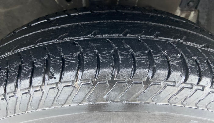 2014 Maruti Swift VXI D, Petrol, Manual, 28,148 km, Right Front Tyre Tread