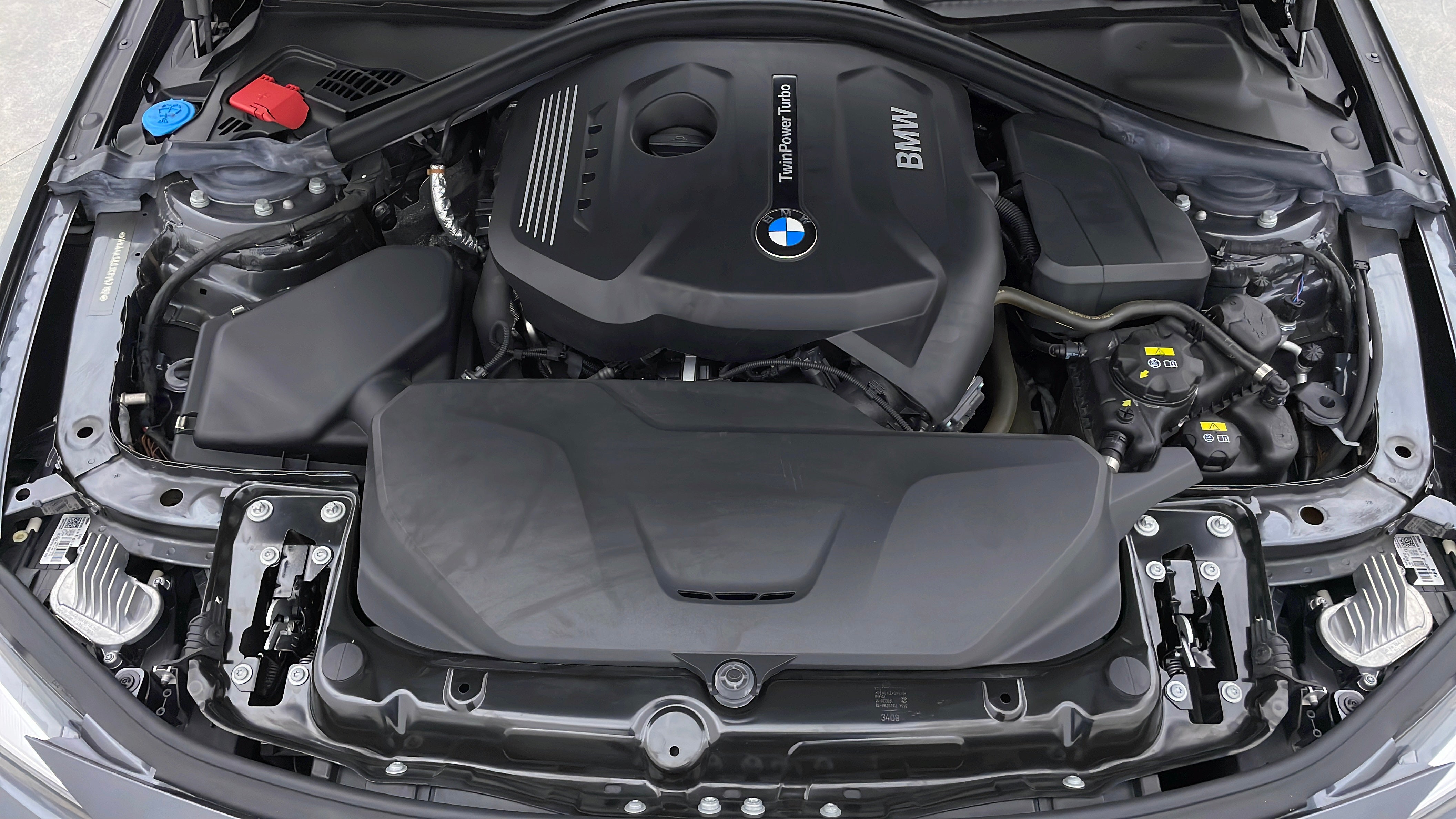BMW 4 Series-Engine Bonet View