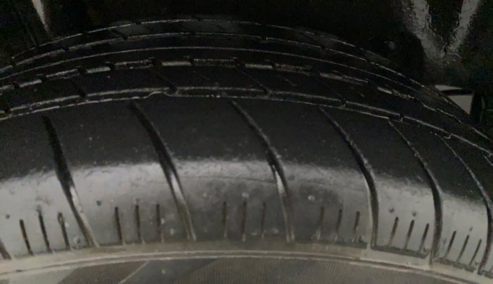 2016 Maruti Ciaz VXI, CNG, Manual, 1,05,437 km, Left Front Tyre Tread
