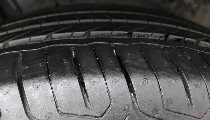 2017 Skoda Rapid STYLE 1.6 MPI, Petrol, Manual, 30,905 km, Right Rear Tyre Tread