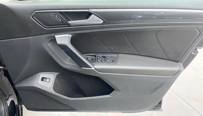 2018 Volkswagen TIGUAN HIGHLINE A/T, Diesel, Automatic, 68,377 km, Driver Side Door Panels Control