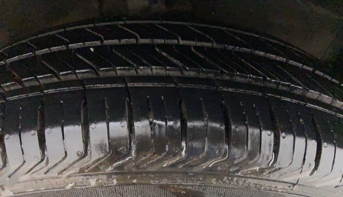 2010 Maruti Swift Dzire VXI, Petrol, Manual, 37,096 km, Right Front Tyre Tread