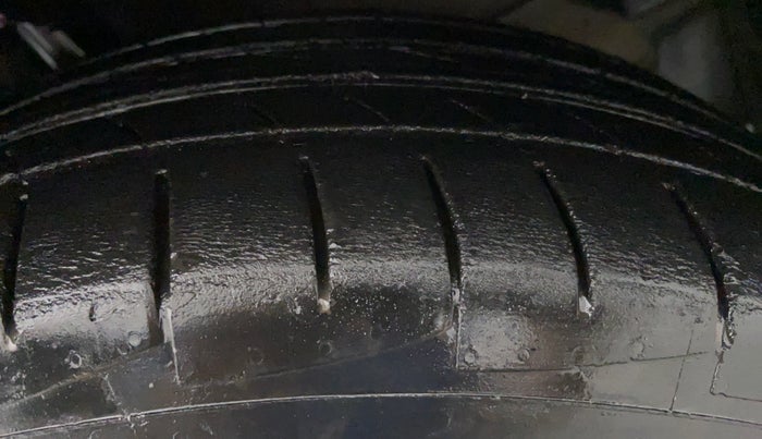 2014 Toyota Corolla Altis G PETROL, Petrol, Manual, 68,791 km, Left Front Tyre Tread