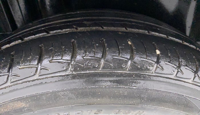 2012 Maruti Swift ZXI, Petrol, Manual, 65,139 km, Right Rear Tyre Tread