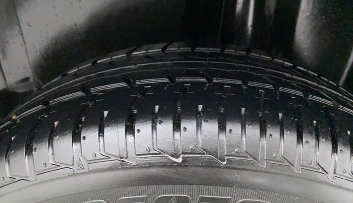 2014 Volkswagen Polo COMFORTLINE 1.2L, Petrol, Manual, 42,912 km, Left Rear Tyre Tread