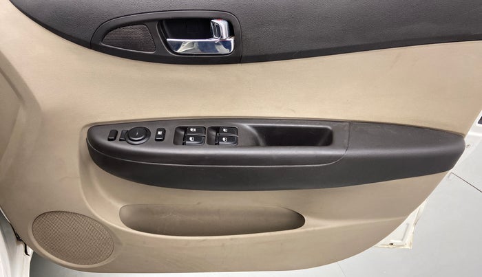 2014 Hyundai i20 ASTA 1.4 CRDI, Diesel, Manual, 63,703 km, Driver Side Door Panels Control