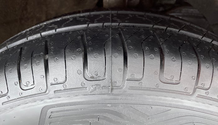 2019 Maruti Swift VXI D, Petrol, Manual, 71,288 km, Right Front Tyre Tread