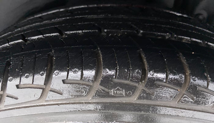 2014 Maruti Ertiga VXI, Petrol, Manual, 33,000 km, Left Rear Tyre Tread