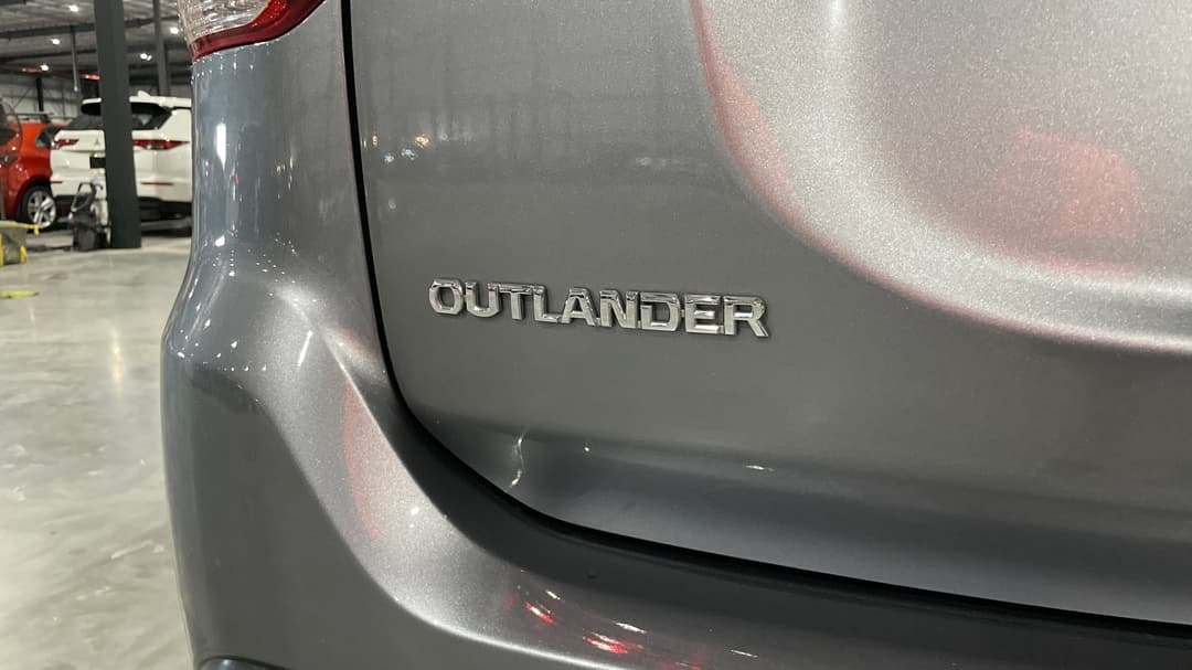 2018 Mitsubishi Outlander Es 7 Seat (2WD), Automatic, 117947 km, Badge (Boot Left Side)