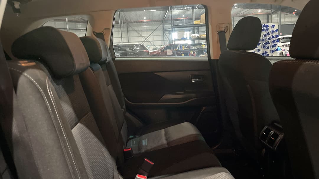 2018 Mitsubishi Outlander Es 7 Seat (2WD), Automatic, 117947 km, Right Side Rear Door Cabin View