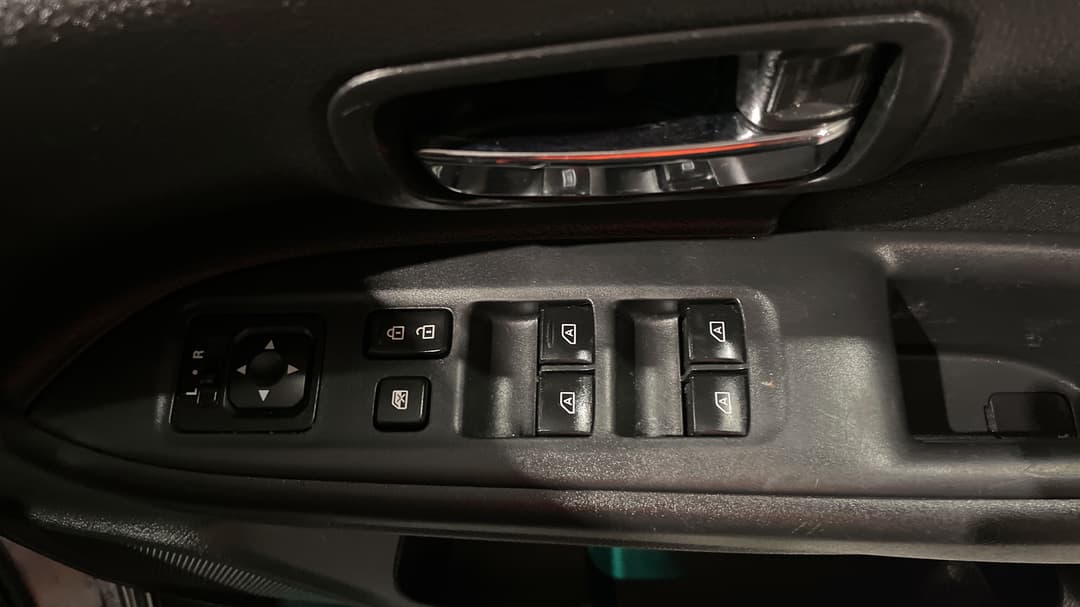 2018 Mitsubishi Outlander Es 7 Seat (2WD), Automatic, 117947 km, Drivers Side Door Panel Controls