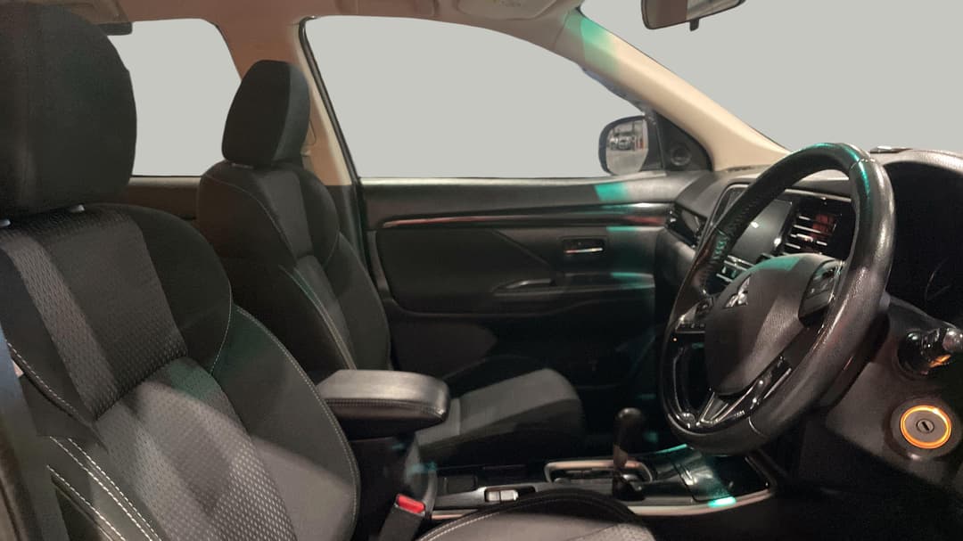 2018 Mitsubishi Outlander Es 7 Seat (2WD), Automatic, 117947 km, Right Side Front Door Cabin View