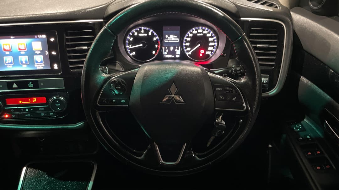 2018 Mitsubishi Outlander Es 7 Seat (2WD), Automatic, 117947 km, Steering Wheel Close-up