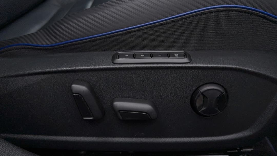 2024 Volkswagen Golf R 4motion, Automatic, 20389 km, Drivers Side Adjustment Panel