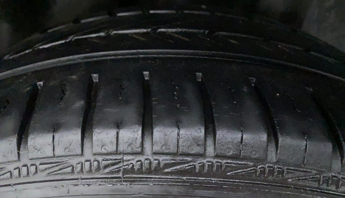 2016 Volkswagen Ameo HIGHLINE 1.2, Petrol, Manual, 30,715 km, Right Rear Tyre Tread