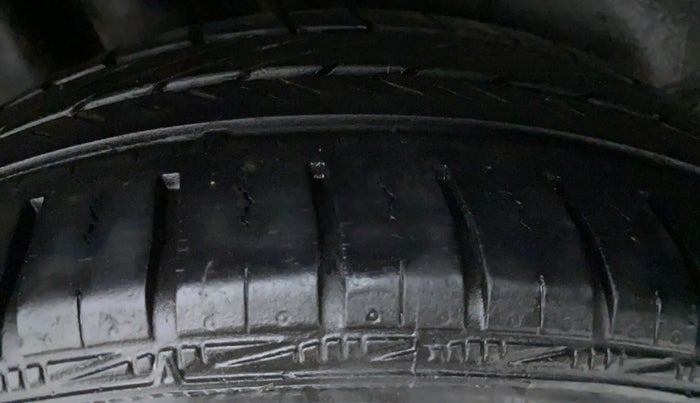 2016 Volkswagen Ameo HIGHLINE 1.2, Petrol, Manual, 30,715 km, Left Front Tyre Tread