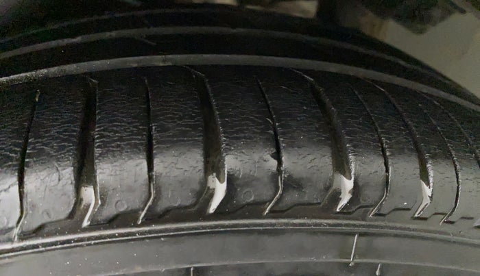 2014 Maruti Ertiga VXI, Petrol, Manual, 52,106 km, Left Rear Tyre Tread